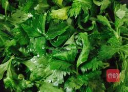 芹菜叶咸菜。的做法图解1