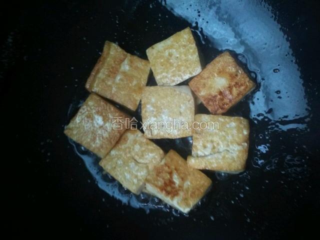 一面金黄之后，把豆腐翻面