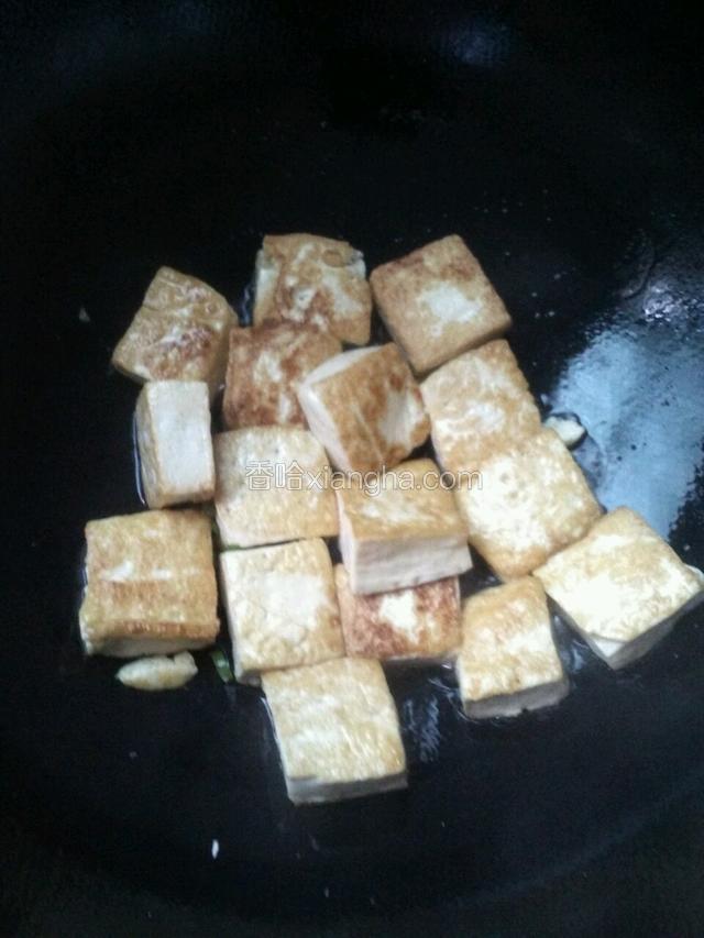 再把另外的八块豆腐放进去煎，因为锅不是平底的，不是很好煎，所以我分两次煎，都煎好了之后，就一起放进锅里