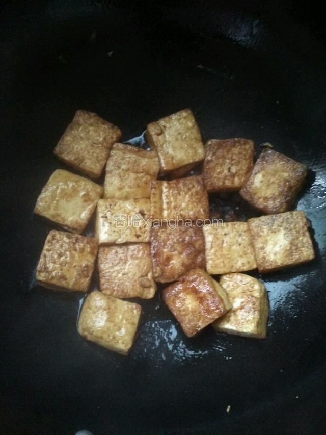 然后倒入适量的酱油