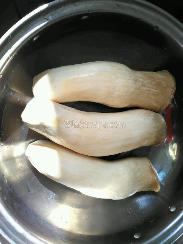 杏鲍菇洗净