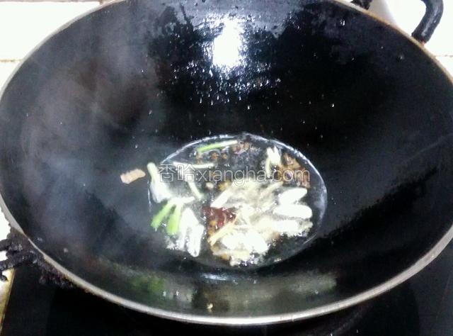 下入姜葱和一半蒜片爆香捞出不要