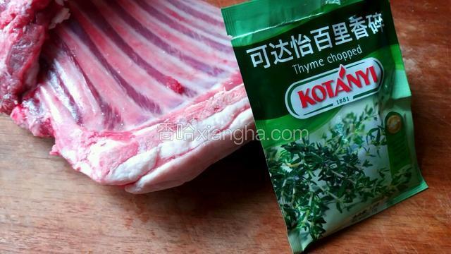 羊排选取靠后腿处的羊小排，外层油脂比较多。
