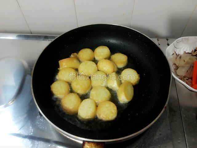 煎制两面金黄，盛出，油留下