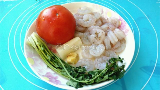 准备食材，虾仁去虾线，尤其是尾部。