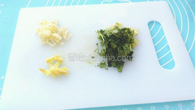 葱切碎，姜切丝，香菜切碎，备用。