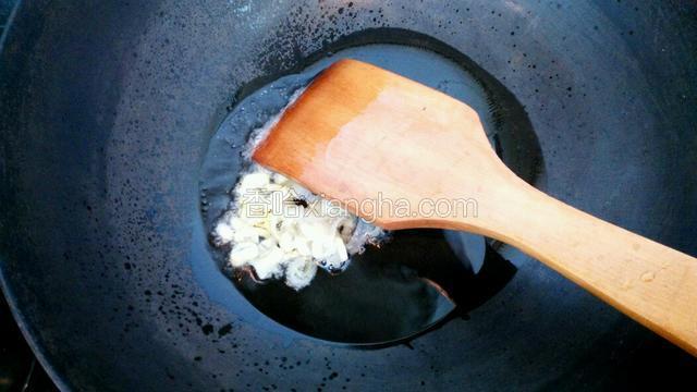 油热后放入葱碎，姜丝。炒出香味。