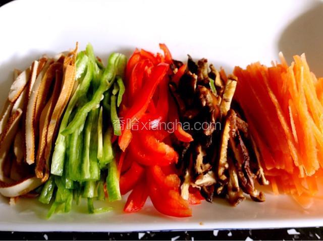 将各种蔬菜和豆腐干切成丝备用。