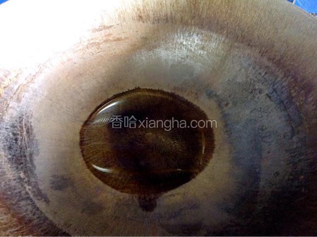 锅中放入适量的油。