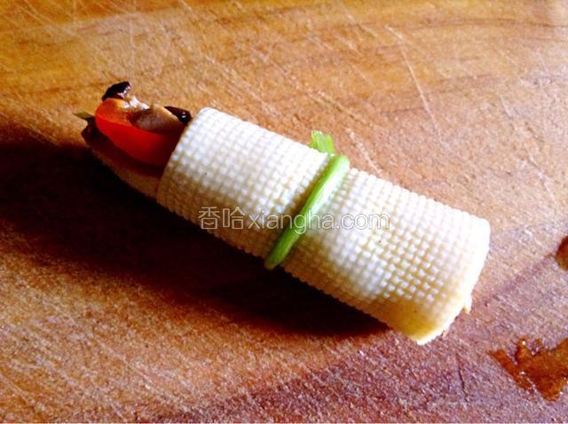用香菜或韭菜把蔬菜卷捆起来。