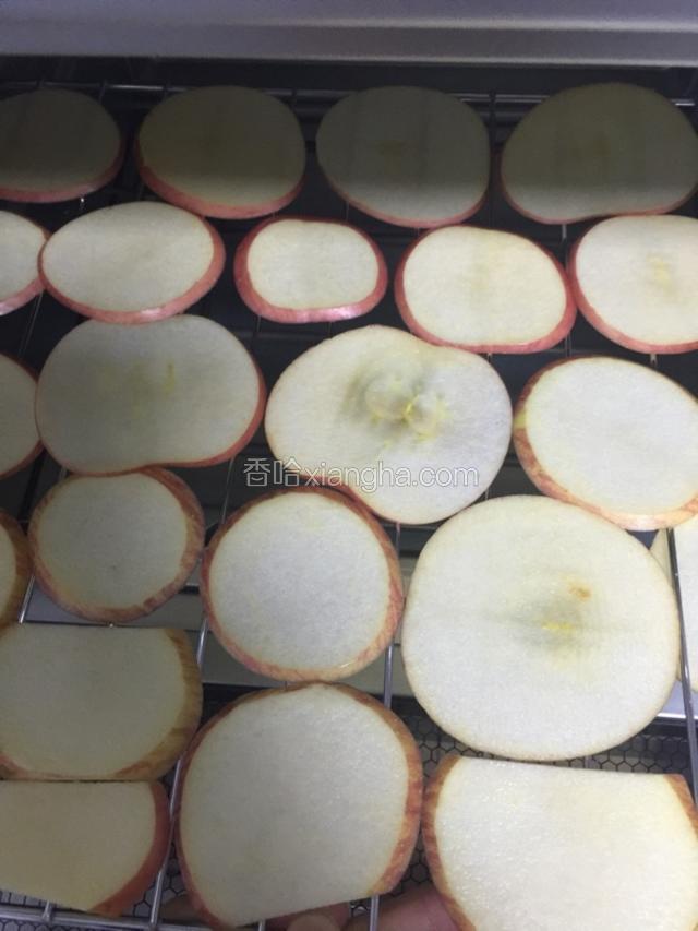 将苹果片一次摆在烤网上