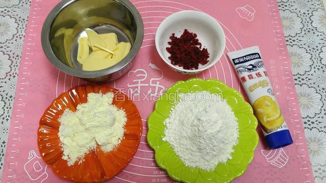 准备材料，蔓越莓冲洗干净，挤去水分切小丁