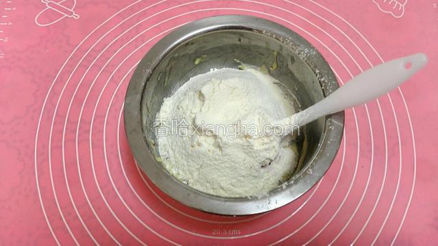 将低筋粉过筛加入到黄油糊中