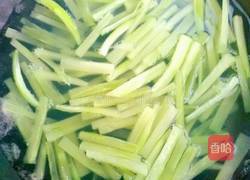 莴笋拌虾仁的做法图解3