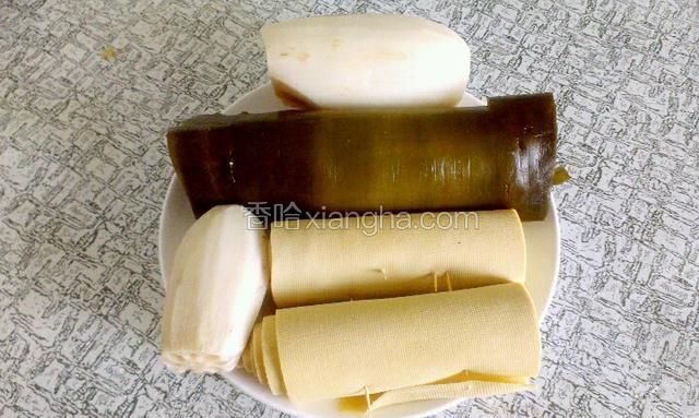 藕去皮洗净  ，海带洗净卷成卷，用牙签固定，豆腐皮卷成卷 也用牙签固定 ，固定是防止卷散开