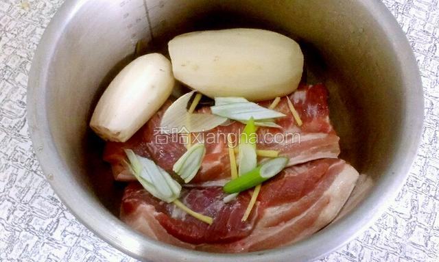 用高压锅做，把肉，藕放高压锅底层，洒上葱姜