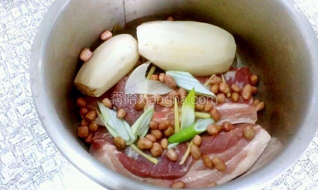 在洒上一把花生米