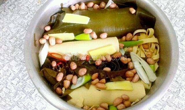 再把海带卷，豆皮卷放上，再洒一把花生米   ，放上葱姜片，几颗花椒粒