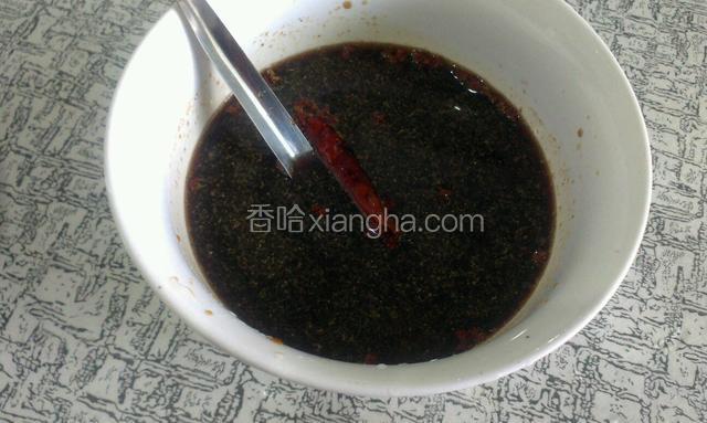 取一大碗，到30克生抽 ，10克老抽，130克米醋，两勺糖，两勺盐，一勺胡椒粉，半勺鸡精，一个红辣椒，120克红酒，调成味汁。