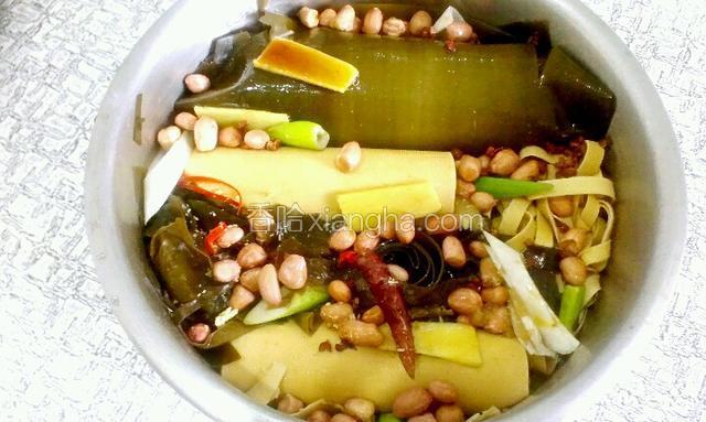 把这一碗料汁均匀的撒进锅里