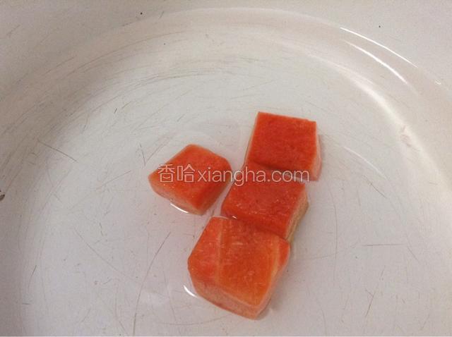 胡萝卜用水焯一下。