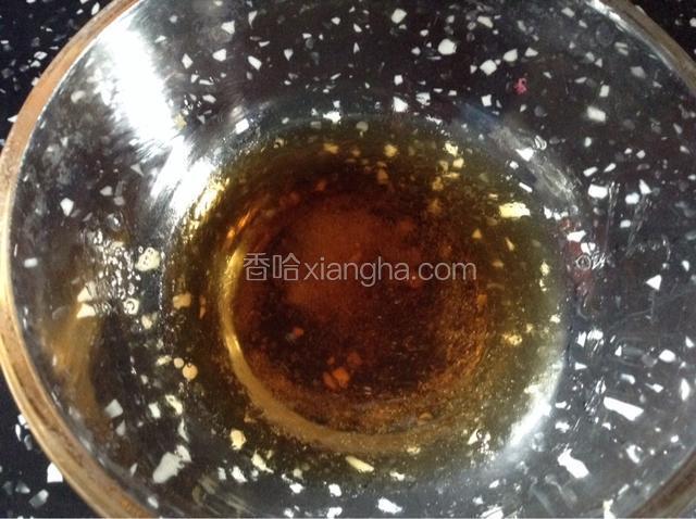 调味汁：醋，糖，盐，香油倒在碗中搅拌均匀即可。也可以根据自己的口味任意搭配调味儿。