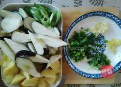土豆炖茄子的做法图解2