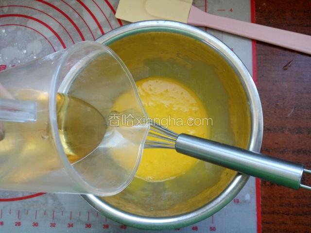 鸡蛋分离用蛋抽打散蛋黄加入食用油