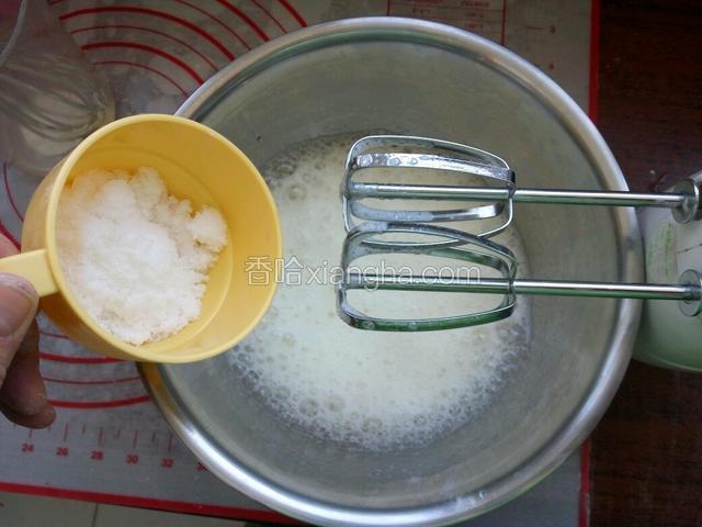 蛋白加少许塔塔粉用电动打蛋器打至有大泡泡，一次性加入糖
