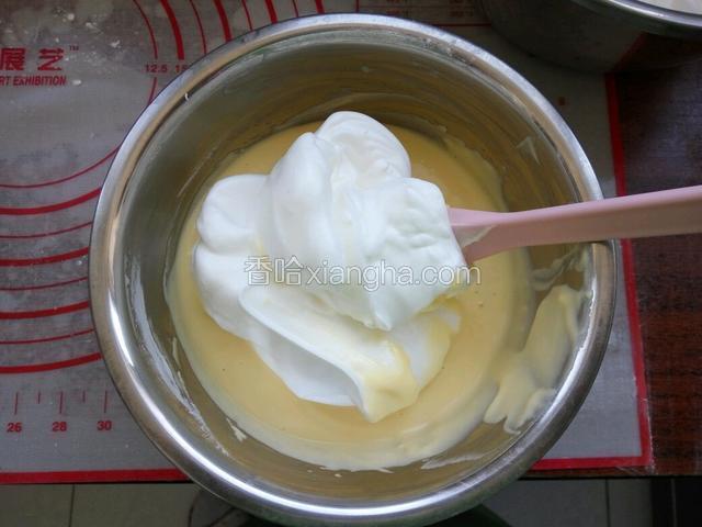 把1/3蛋白放入蛋黄糊中翻拌均匀