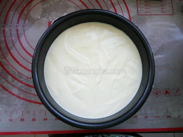 倒入模具中，留下一少部分分二份，一份加入可可粉，另一份加2滴食用油色素拌匀，放入模具中