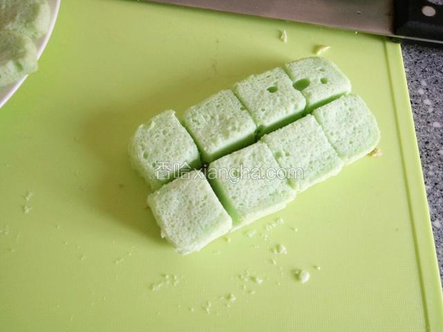 先把绿色蛋糕切成小方块备用
