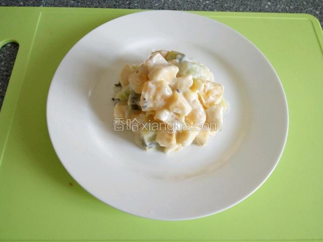 把水果沙拉放入盘中
