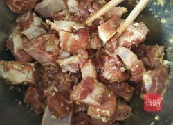金针木耳蒸排骨的做法图解1