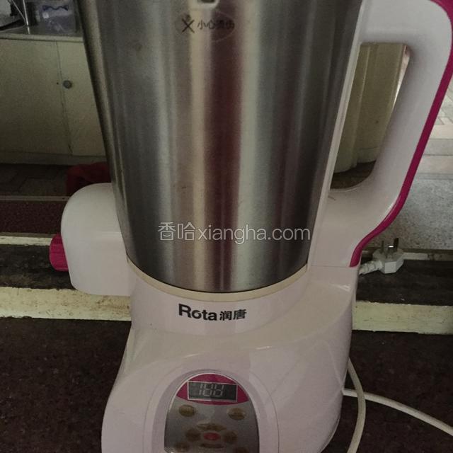 红豆冼净捞出沥干水分放进豆浆机，加水量最到最高水位线，按豆浆键