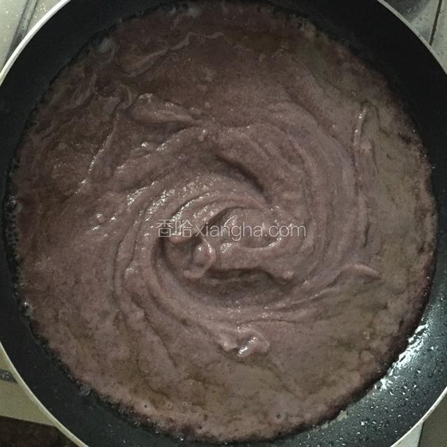 平底锅倒入玉米油烧热后放进红豆渣，大火翻炒均匀