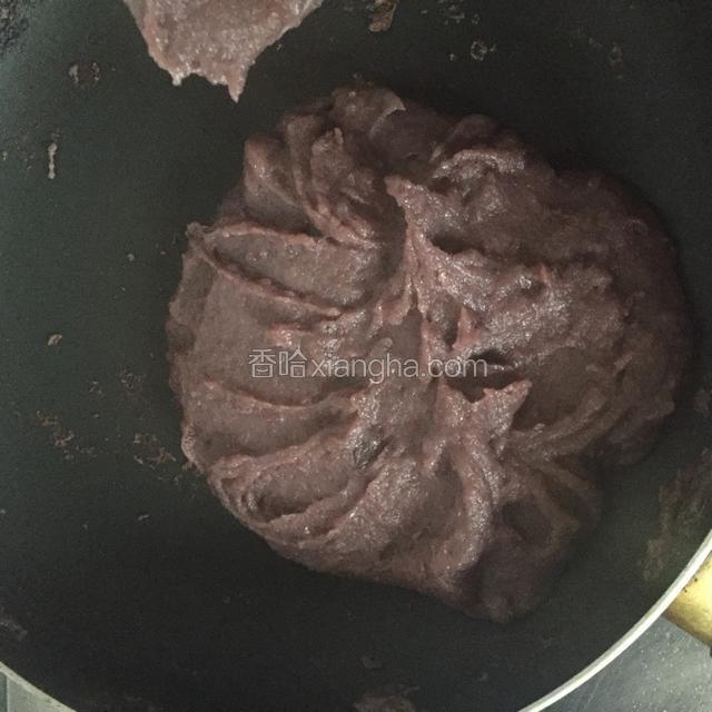 炒至有一层白白的膜时，可以关小火翻炒