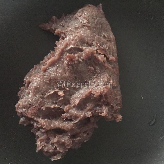 这时要勤翻炒，炒至水分收干，豆沙变色为好