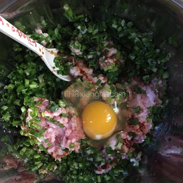五花肉放绞肉机里绞成肉糜；葱切成葱沫；加入鸡蛋，加入盐和味极鲜，搅拌成葱肉馅；