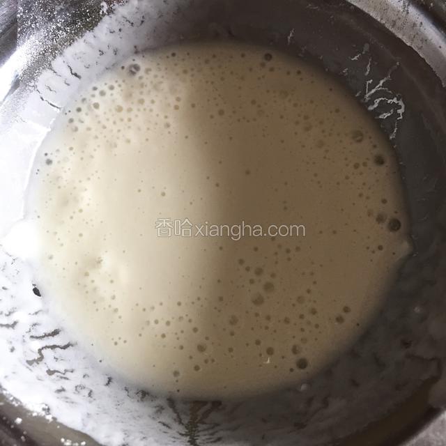 加入水和玉米淀粉，搅拌调成面糊；