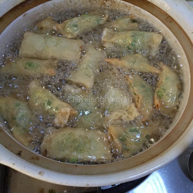 热锅，放入油，让油烧热，放入的响铃直接浮起来，那这样就可以开始炸了；慢火，炸至金黄，出锅，沥油；