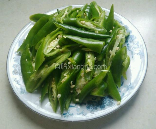 尖椒洗净，然后切滚刀状。