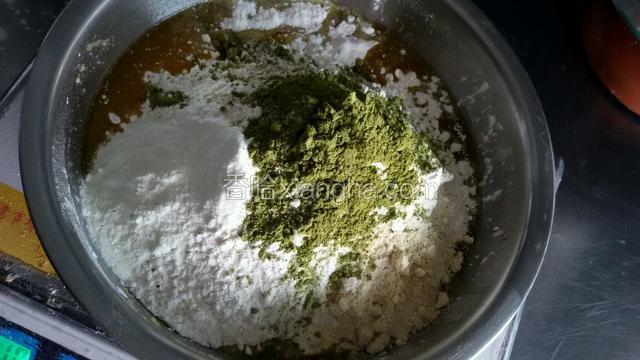 将。低粉，抹茶粉，奶粉。杏仁粉，。粉状类加到一起。