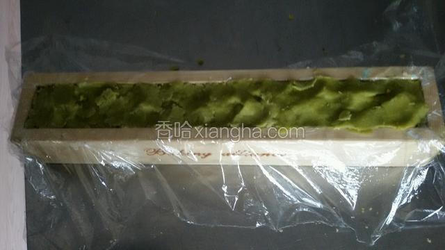将模具内部垫上保鲜膜，这样比较好脱膜，将揉好的饼干放进去压实，