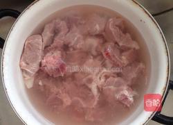 香菇胡萝卜排骨汤的做法图解1