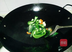 青椒爆虾球的做法图解4