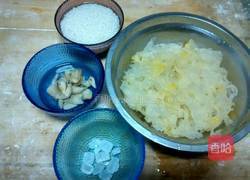 百合银耳大米粥的做法图解2