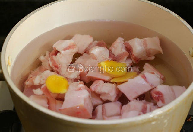 冷水放入姜片和切块五花肉，加一勺料酒煮开，撇去血沫。