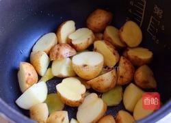 小土豆?fàn)F紅燒肉的做法圖解6