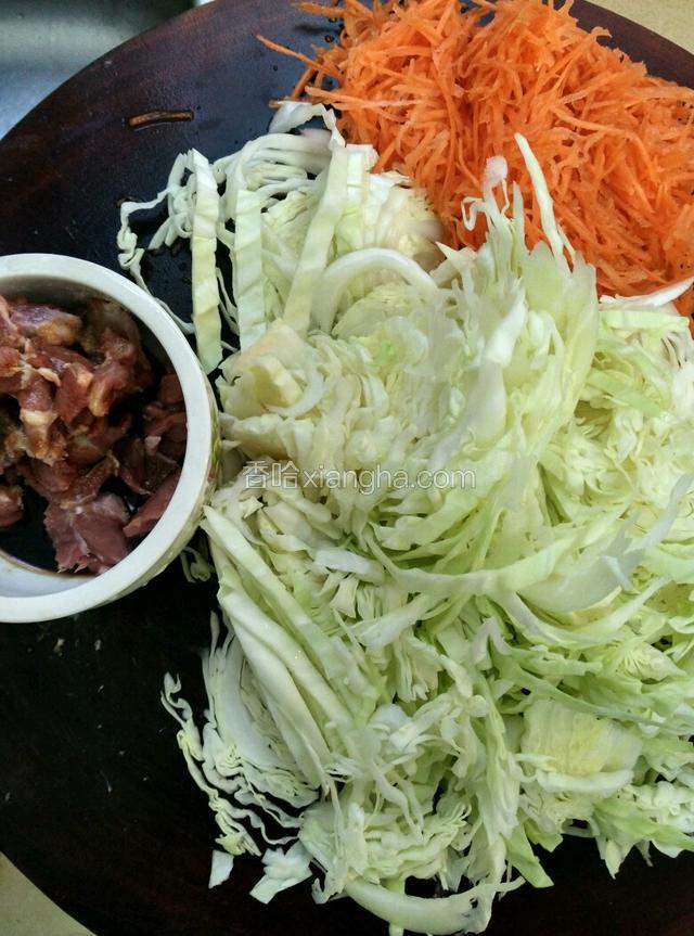 胡萝卜切丝 包菜切好